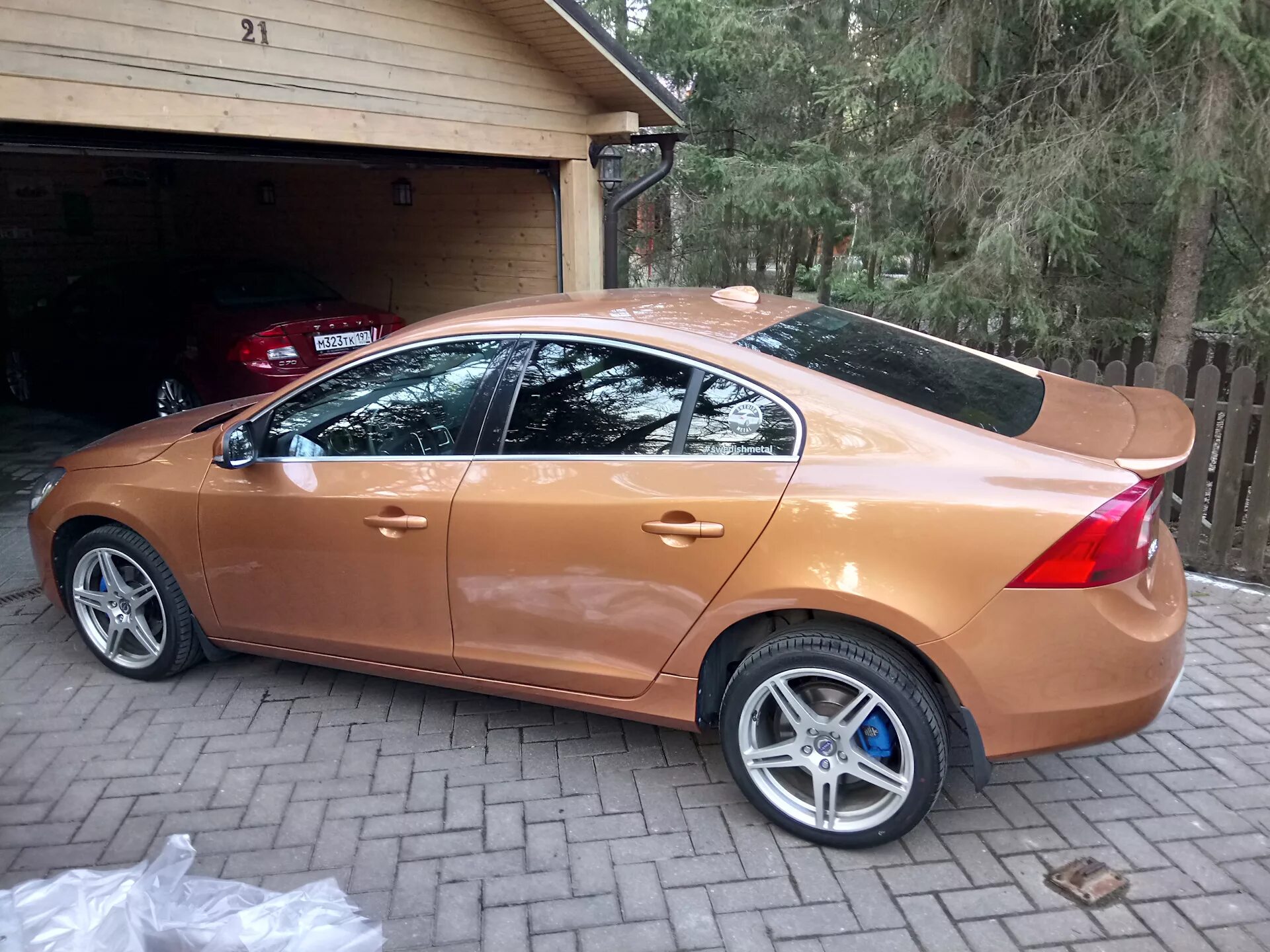 Ремонт volvo s60. Покраска Volvo s60. Volvo s60 Yellow. Покраска суппортов на Volvo s60 2012. Вольво s60 оранжевая на дисках.