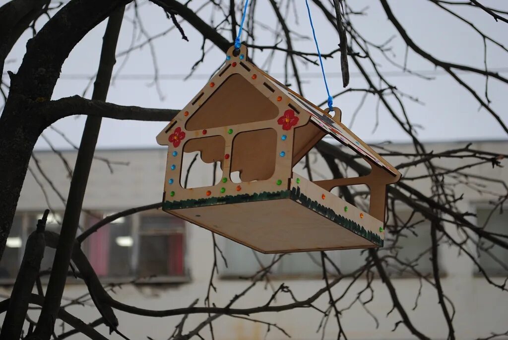 красивые кормушки для птиц. кормушка цветник олененок фонарик. дизайнерские кормушки для птиц. подсвечник-фонарь на кладбище. оративные скворечники.