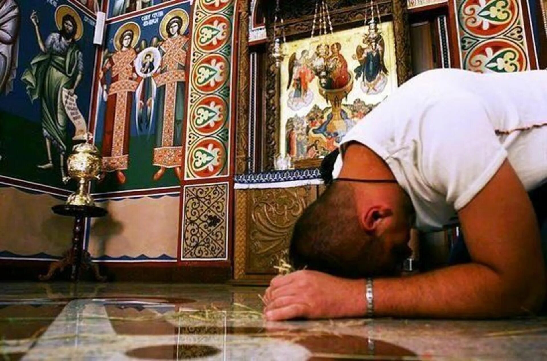 Человек на коленях в храме. Молится на коленях в храме. Люди на коленях в церкви. Мужчина молится в церкви.