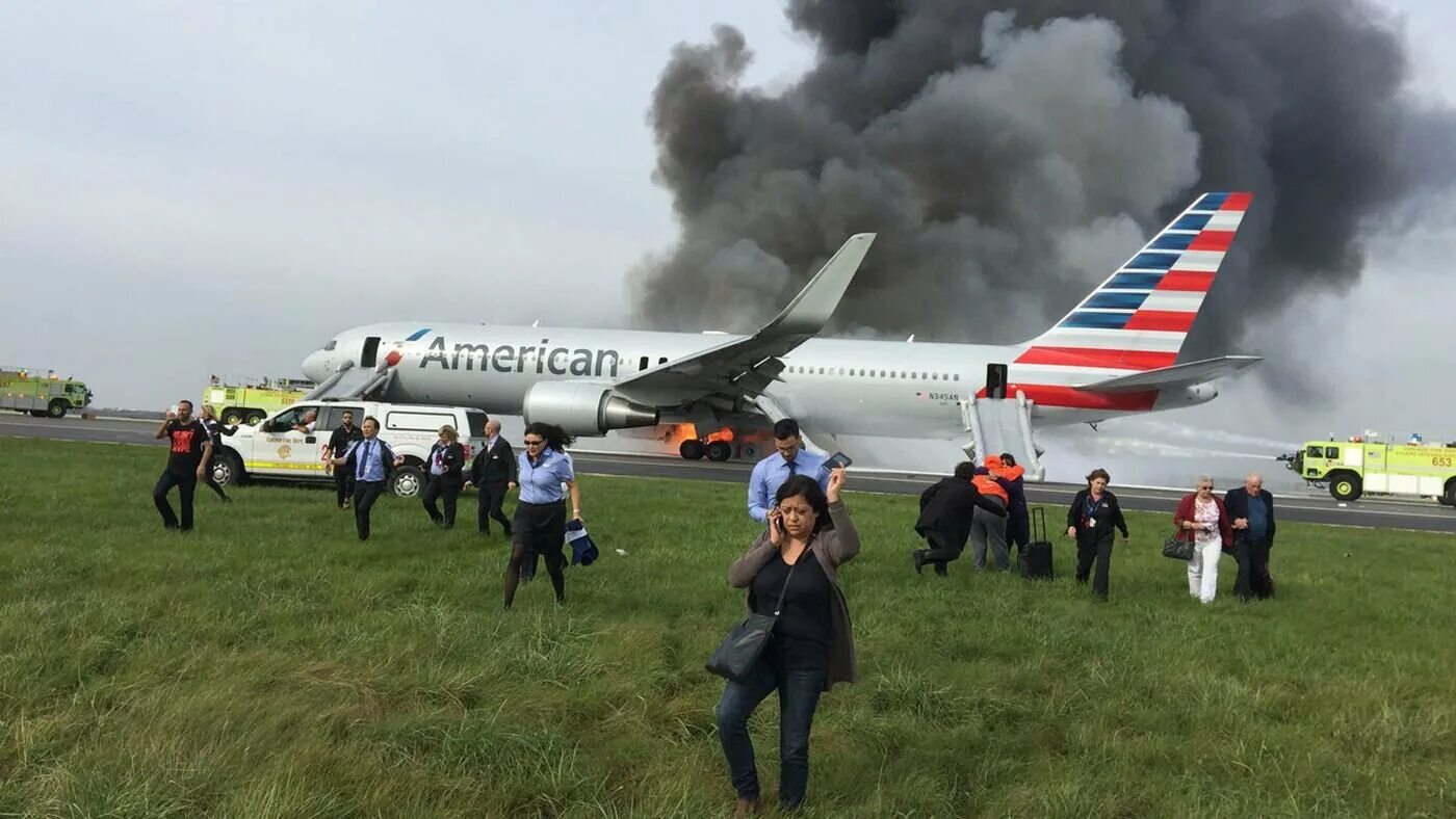 Оповещение самолет. American Airlines 383. Аварийная ситуация в самолете. Аварийные ситуации в авиации. Пожар в самолете.