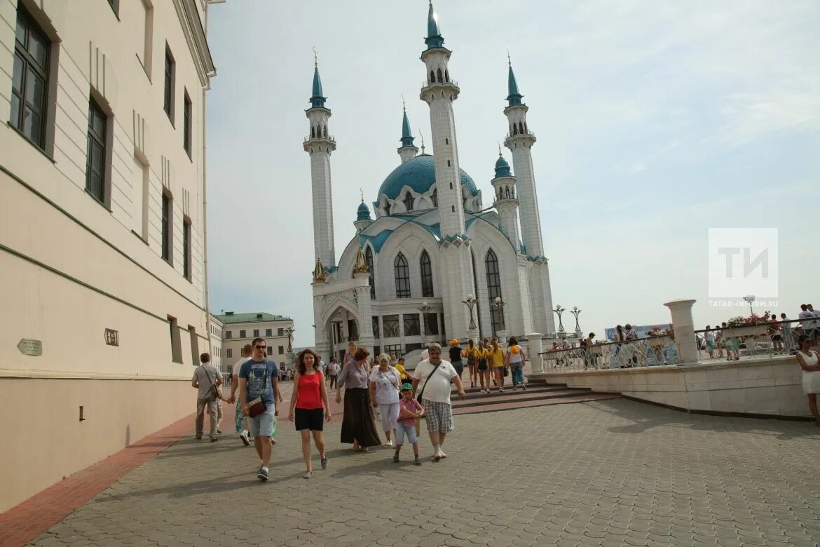 Казань Кремль туристы. Туристы в Казанском Кремле. Экскурсанты Казань Кремль. Казань летом.