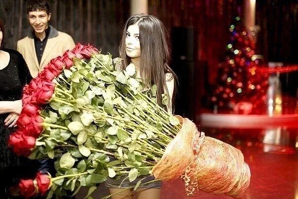 Дарят ли девушкам цветы на новый год