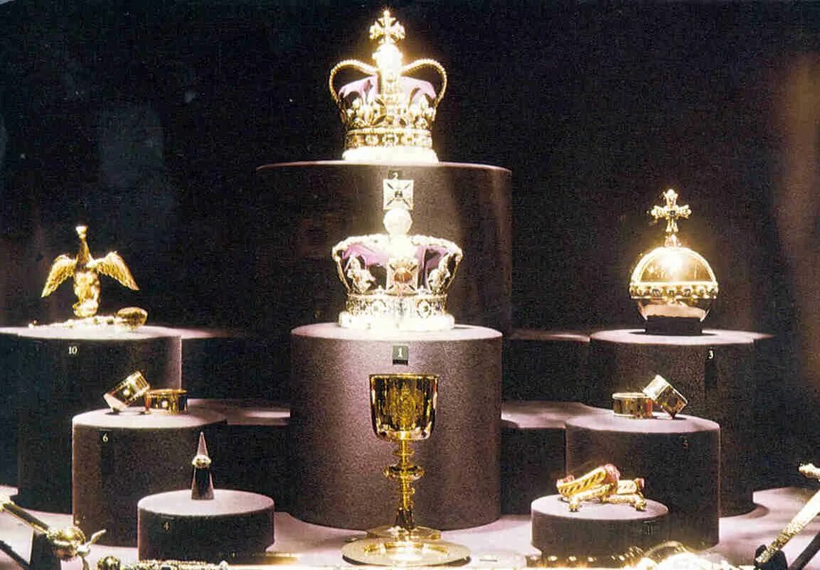 Тауэр Королевская сокровищница. Crown Jewels (драгоценности короны). Лондонский Тауэр Королевские драгоценности. Лондонский Тауэр драгоценности короны. Сокровищ британии