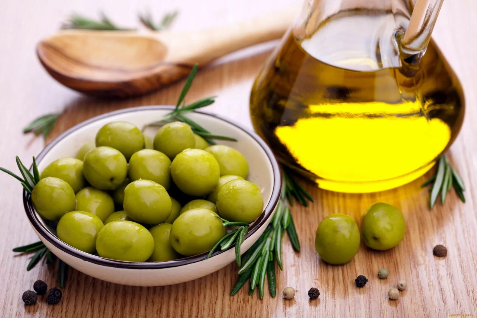 Вред оливкового масла натощак. Оливковое масло. Оливки масло. Зеленое оливковое масло. Оливковое масло и маслины.