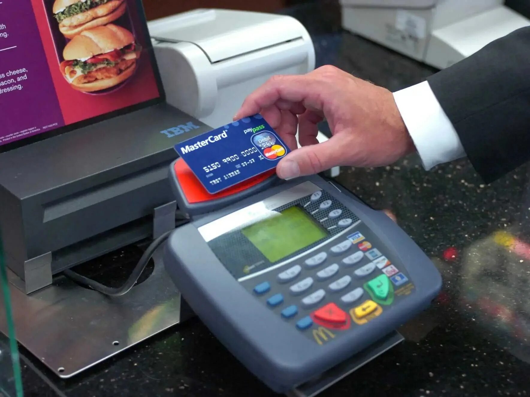 Банковские платежные терминалы. POS терминал PAYPASS. Оплата картой в магазине. Оплачивает картой в магазине. Терминал оплаты в магазине.