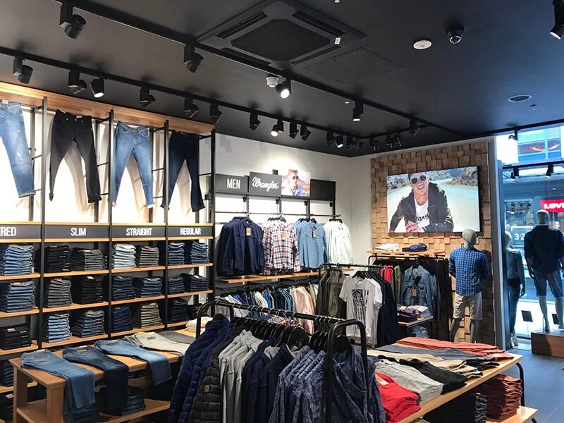 Врангель логотип. Lee wrangler магазины. Ли вранглер. Ли вранглер. Wrangler одежда сильвер молл.