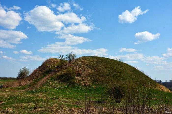 Курган могила неолита. Курганы «княжегорские». Курганы это могильные насыпи. Брин-келли-ди на острове уэльса. Курган древний могильный холм.