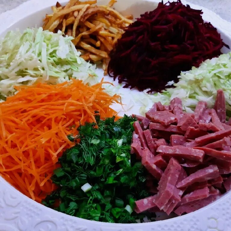 Салат кучками. Салат кучками. Салат ромашка кучками. Салат кучками с чипсами и колбасой. Кучками салаты фото.