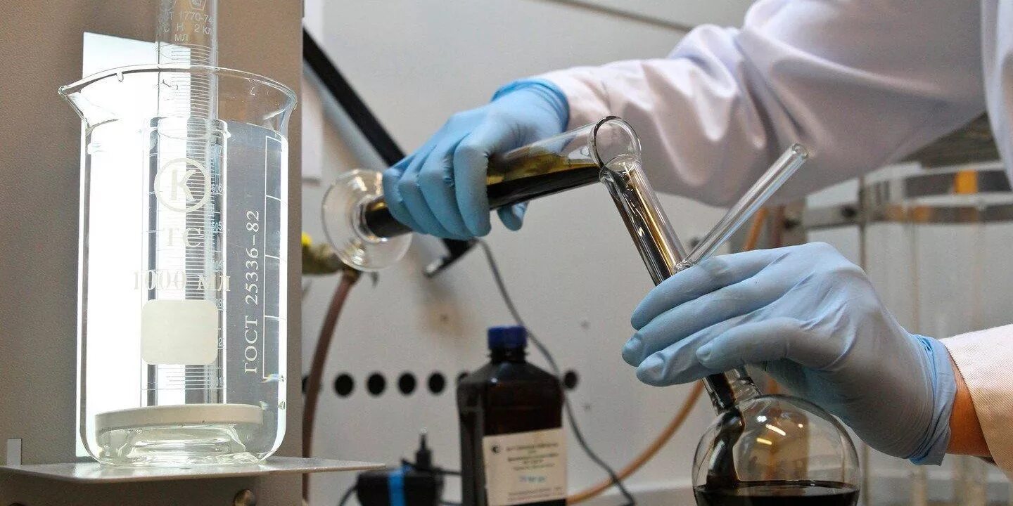 Испытания отбора. Лабораторные исследования нефти. Нефть в лаборатории. Экспертиза нефтепродуктов. Химия лабораторное исследование воды.