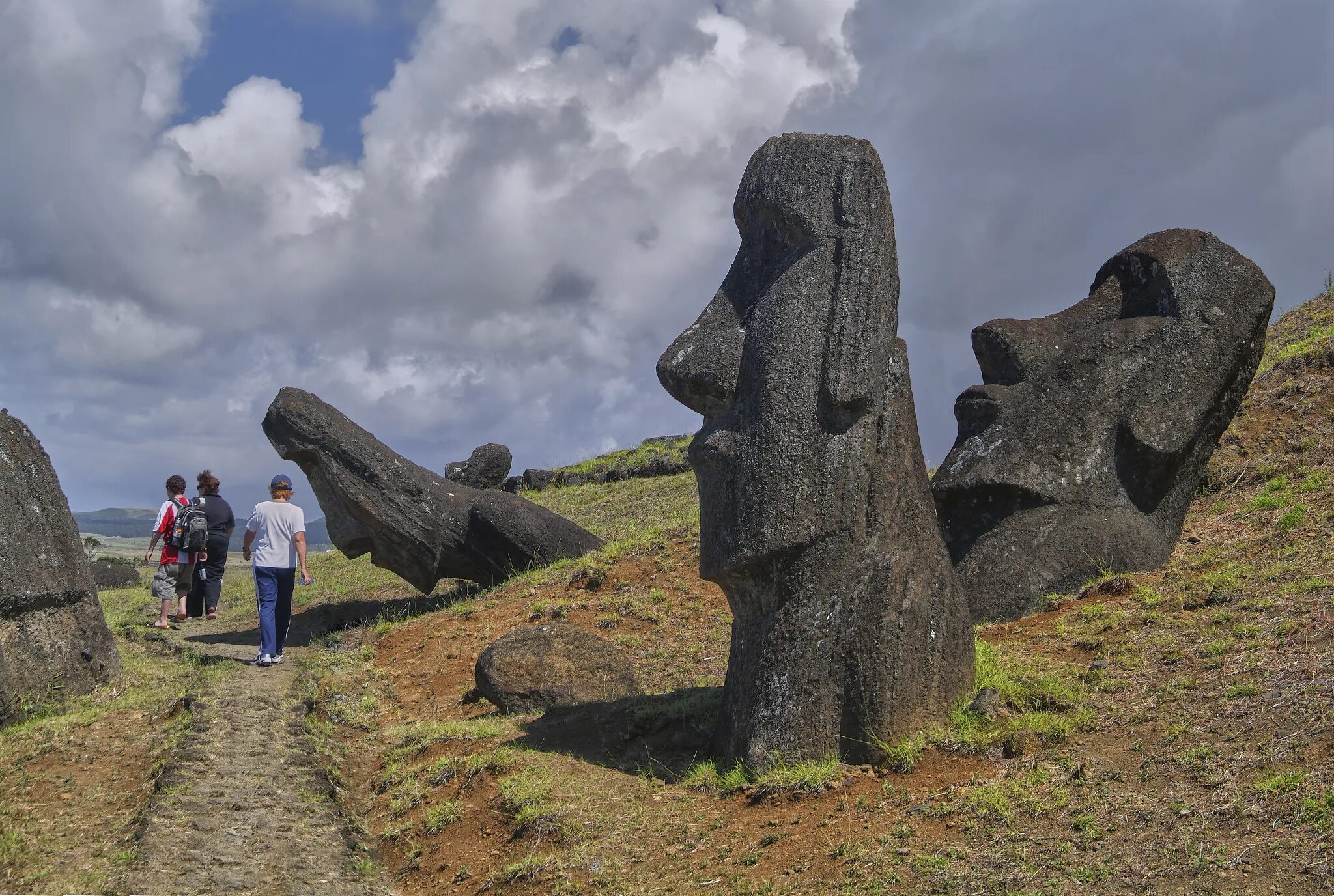 Статуи на острове. Остров Пасхи (Рапа - Нуи). Каменные истуканы острова Пасхи. Истуканы Рапа-Нуи остров Пасхи. Статуи острова Рапа Нуи.