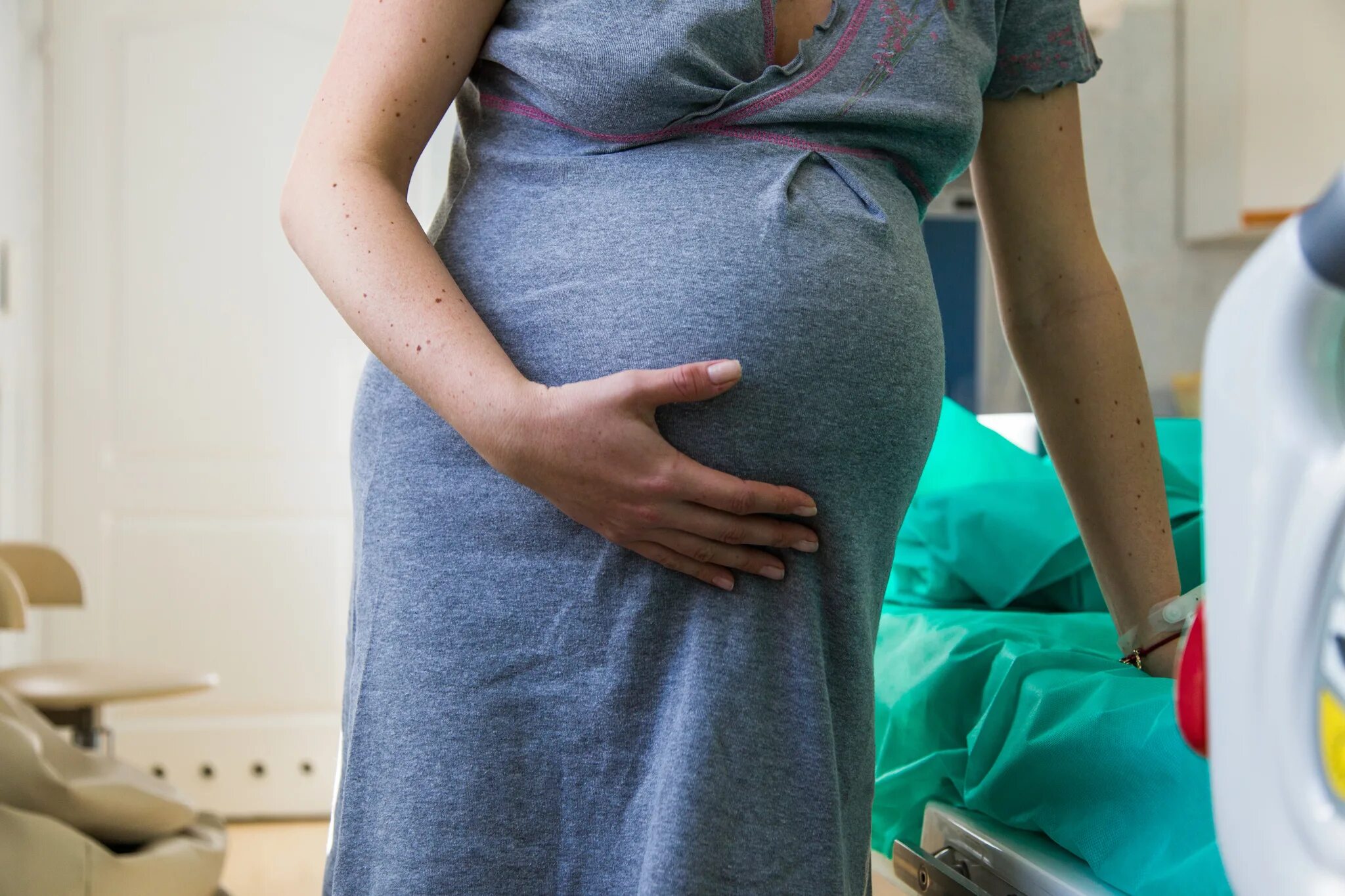 Схватки в 35. Беременные женщины. Роды беременных женщин.