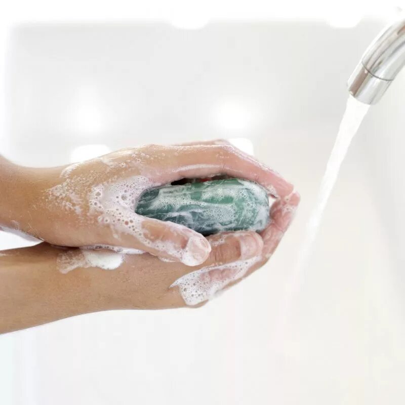 Можно умываться хозяйственным. Мыло для рук. Мытье рук с мылом. Гигиена рук с мылом. Мыльные руки.
