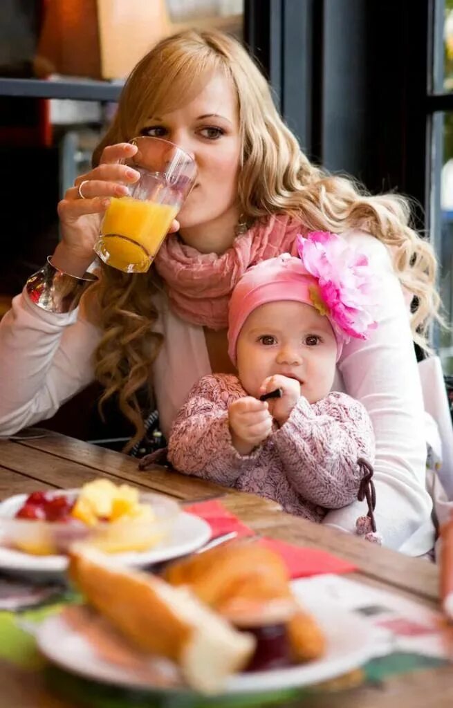 Baby daughters. Мама с ребенком в кафе. Фотосессия в кофейне с ребенком. Кафе для мамочек с детьми. Кафе у малыша.