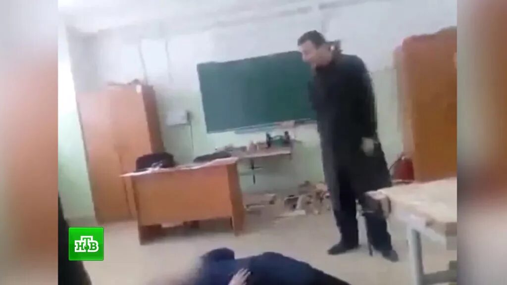 Видео снятое в школе. Драка на уроке в школе. драка в школе с учителем.