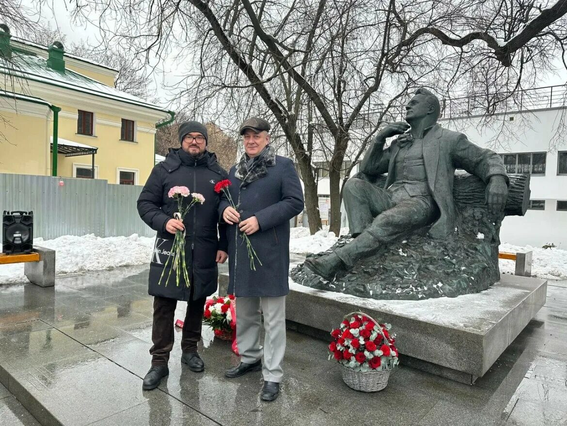 Город федора шаляпина. Шаляпин фёдор Иванович могила. Шаляпин фёдор Иванович памятник на кладбище. Могила Шаляпина в Москве. Могила Федора Шаляпина.