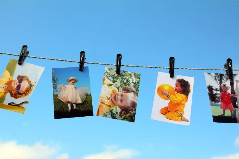 Висит семей. Подвесные рамки для фотографий. Занятия на турнике. Висеть на турнике. Ноги в воздухе.