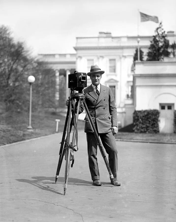 Молодой старую на камеру. Старый фотоаппарат. Старый фотоаппарат на треноге. Старый фотограф. Фотоаппарат прошлого века.