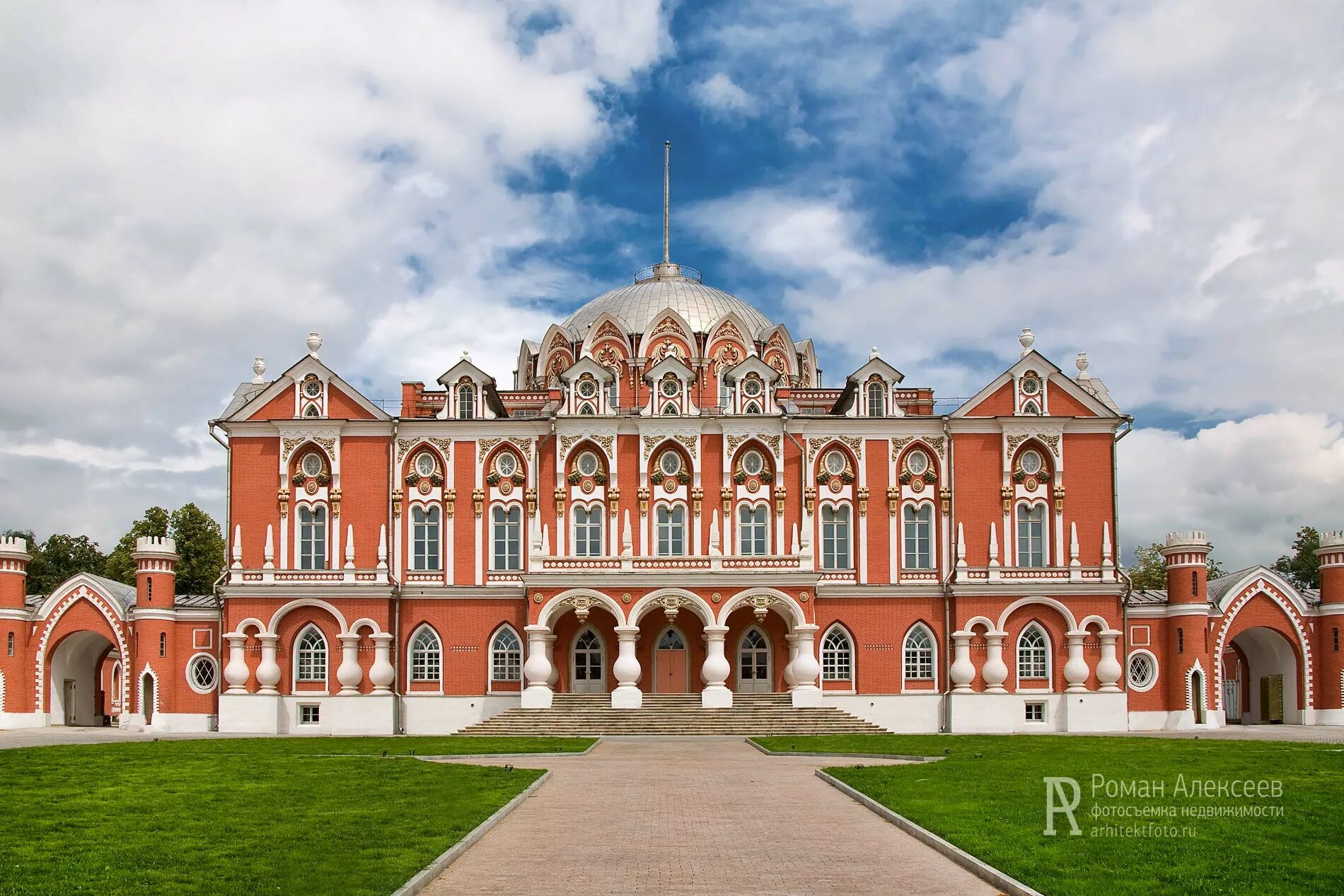 Путевой дворец петра. Петровский путевой дворец. Петровский дворец Казаков. Петровский подъездной дворец в Москве.