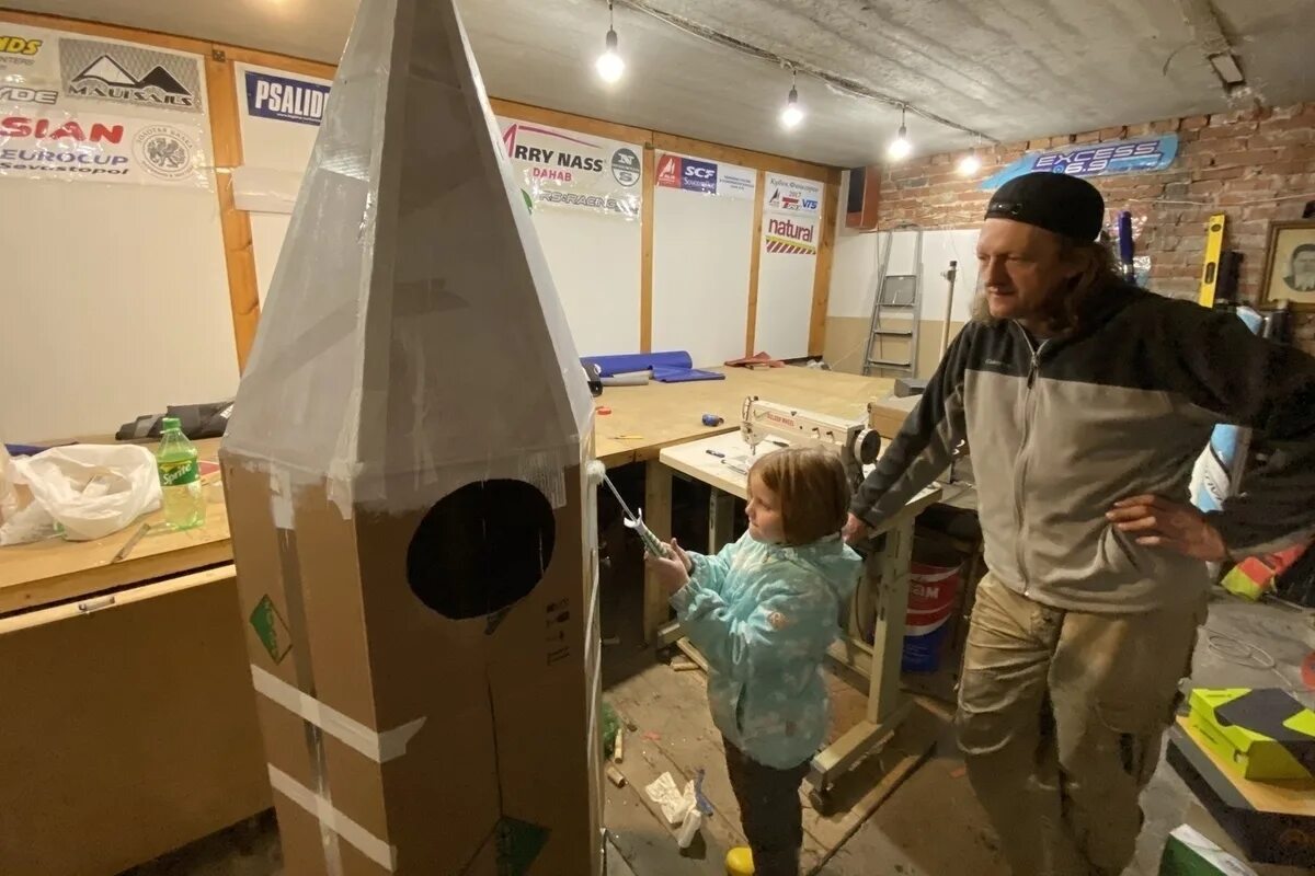 Ракета из картона. Огромная ракета поделка. Гигантская ракета из картона. Картонный папа ракета. Детские ракеты большие