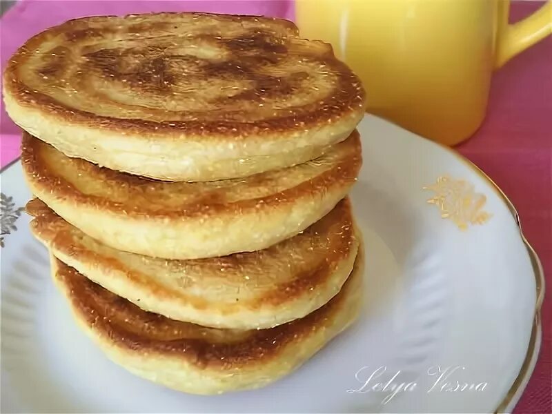 Рецепт кукурузные оладьи. Кукурузные оладьи на кефире рецепт. День кукурузных оладьев. Оладьи на безглютеновой муке. Оладьи с кокосовой стружкой.