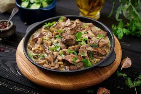 Тушенное мясо с грибами