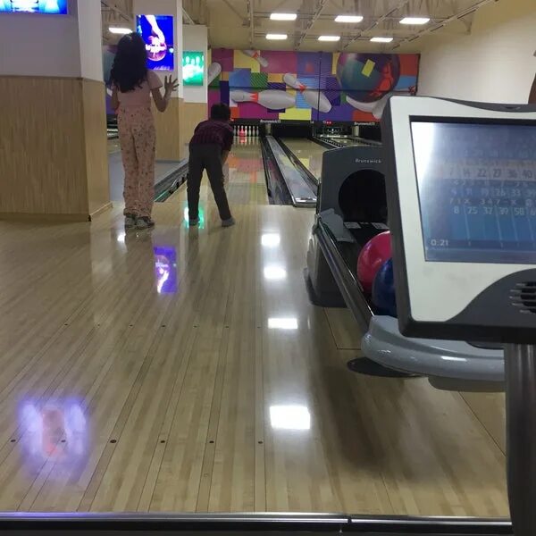 Боулинг фото. Боулинг в ташкенте. Боулинг москва joy house restaurant & bowling. Боулинг химки парк толстого. Joy bowling club.