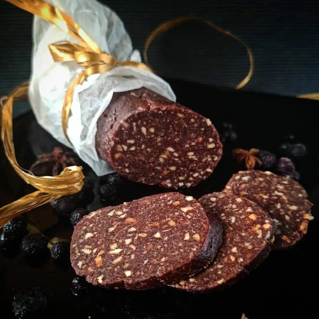 шоколадное салями. сладкая колбаска из печенья. колбаса из печенья. шоколадное салями. шоколадное салями.