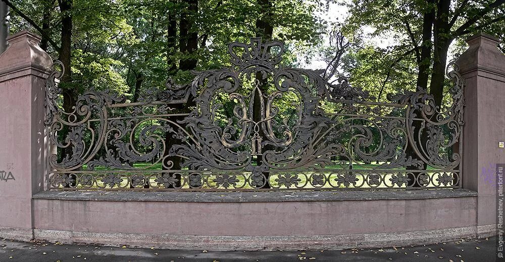 В ограде это где. Ограда зимнего дворца сад 9 января. В ограде это где. В ограде это где. Ограда летнего сада в санкт-петербурге архитектор.