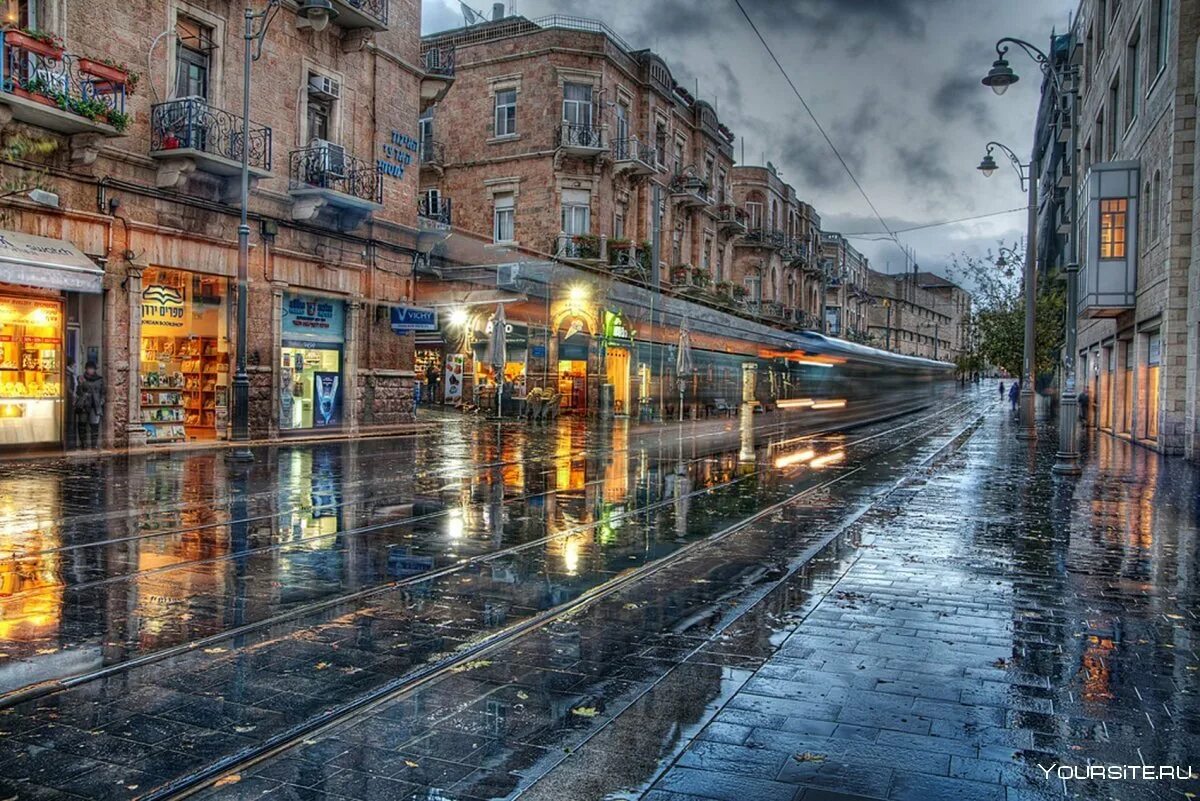 Столица дождей город. Иерусалим улица Яффо дождь. Дождливый город. Городской пейзаж.