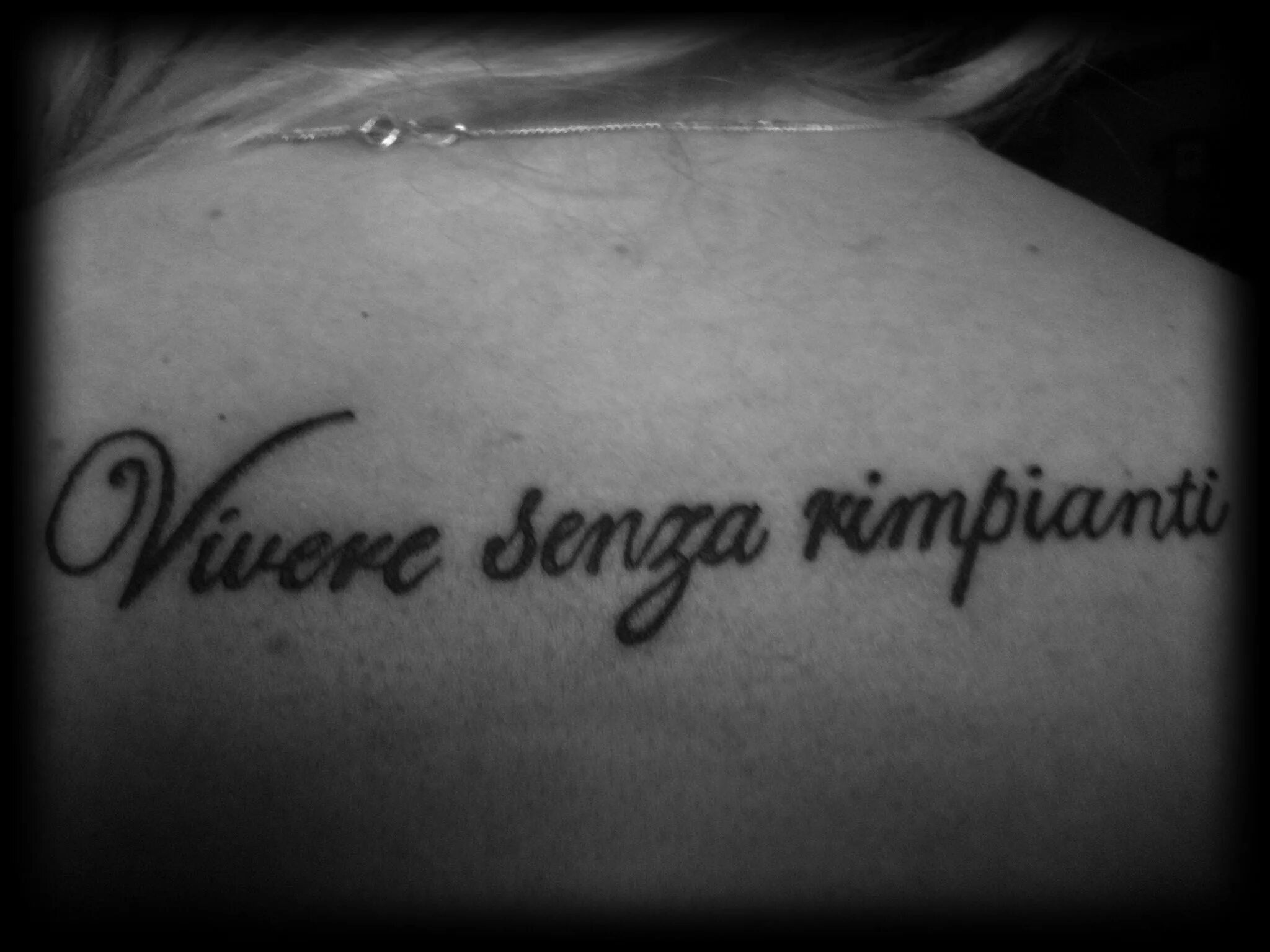 Живи без сожалений на латыни. Carpe diem тату на лопатке. Тату на латыни. Сожаление на латыни. Сожаление на латыни.