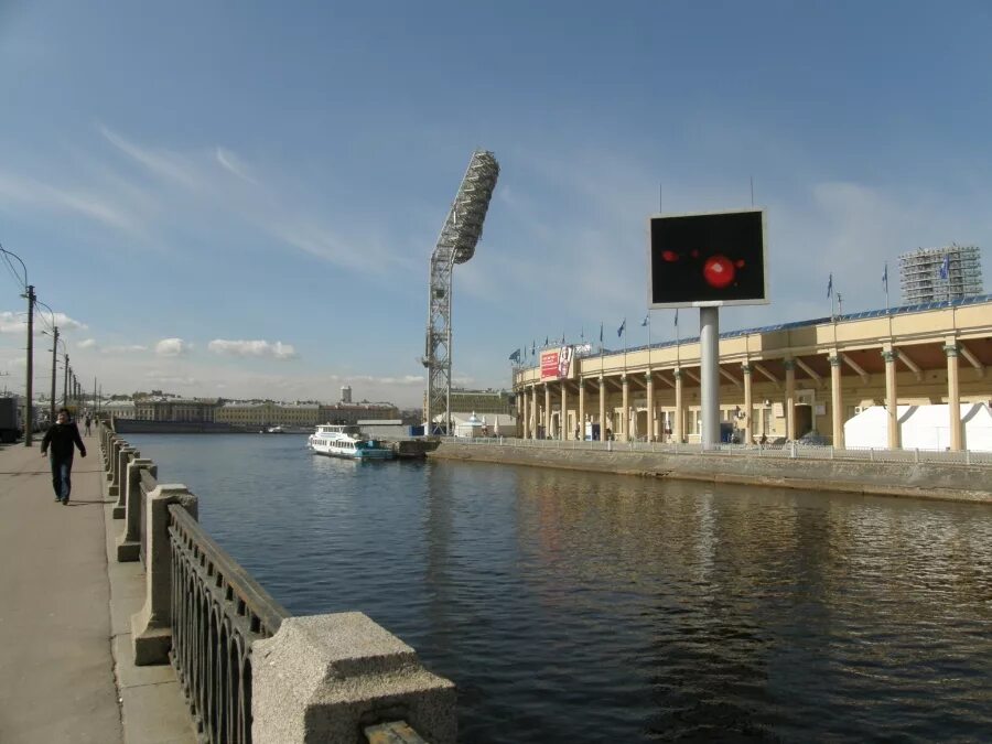 Стадион Петровский. Мост на стадион Петровский. Памятник парому Эстония. Вид Петровского стадиона с Невы фото. Стадион петровский метро