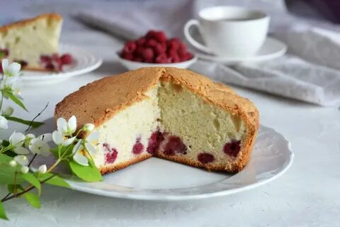 Шарлотка с малиной
