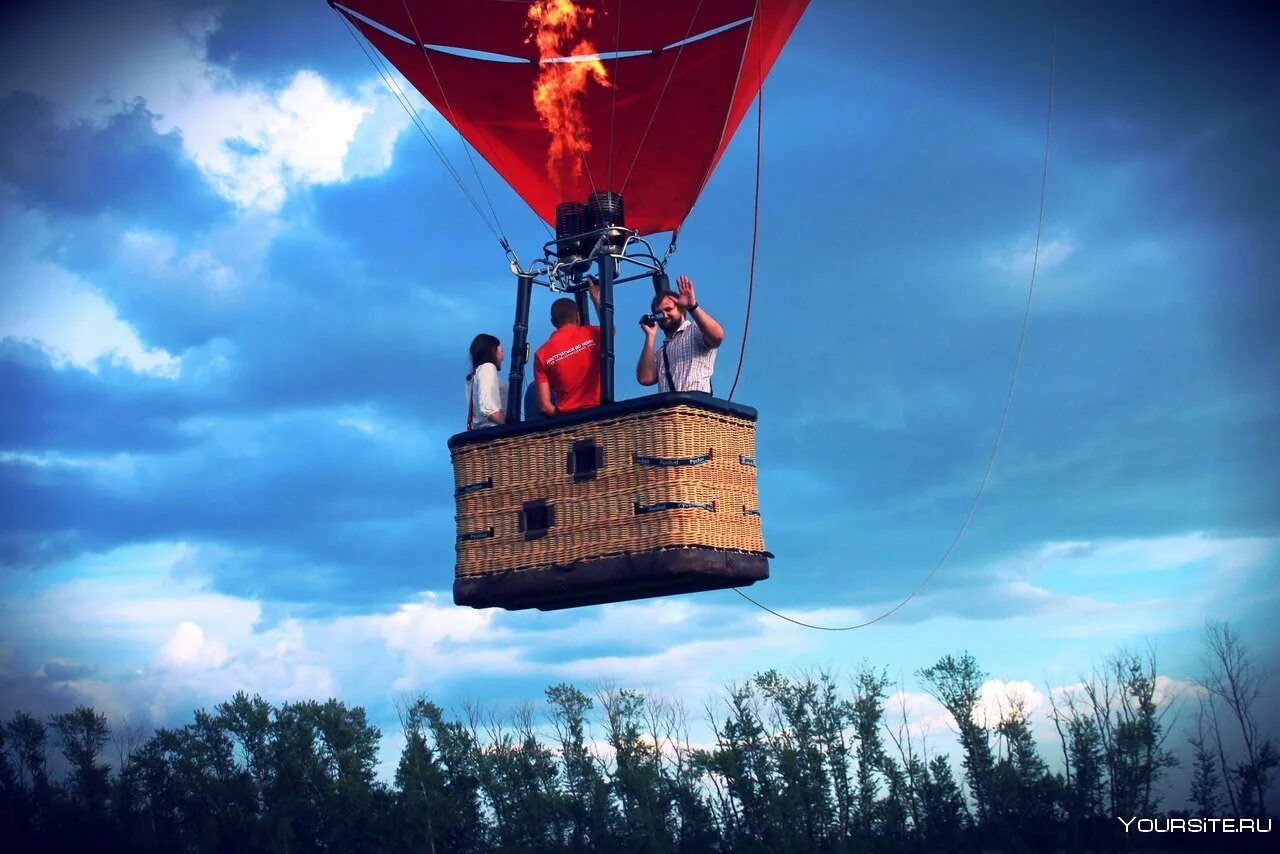 Висит на воздушном шаре. Воздушный шар с корзиной. Летающий воздушный шар. Летающий воздушный шар с корзиной. Корзинка для воздушного шара.