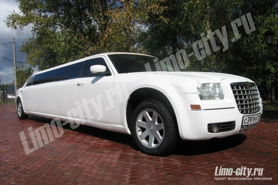 Крайслер 300c лимузин. Крайслер 300с лимузин белый. Chrysler 300 лимузин. Лимузин крайслер 300 rr style. Лимузин крайслер и хаммер.