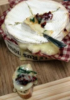 Закуска с сыром камамбер и багетом