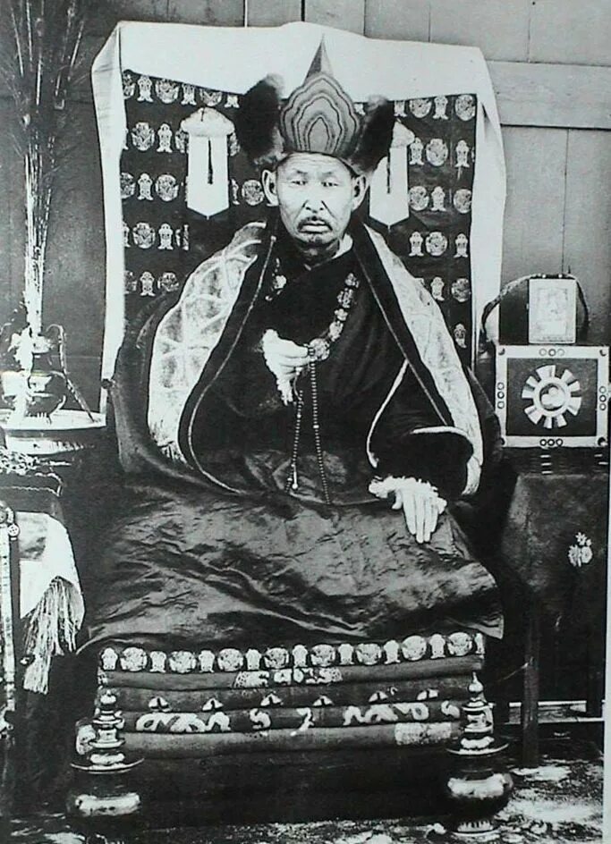 Хамбо ламой даши-доржо итигэловым. Итигэлов лама иволгинский дацан. Хамбо лама дамба аюшеев. Мумия даши доржо итигэлов. Пандито хамбо-лама xii даши-доржо итигэлов.