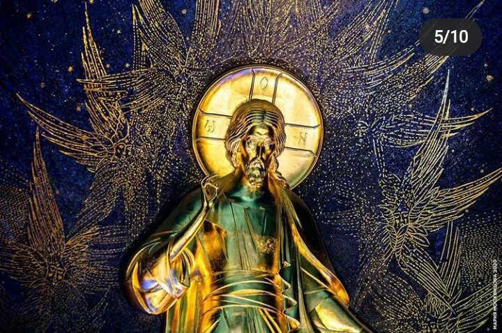 Золотой иисус христос. Храм вооружённых сил иисус христос. иисус христос в храме вооруженных сил. храм вооруженных сил россии статуя христа. скульптура христа в храме вооруженных сил.