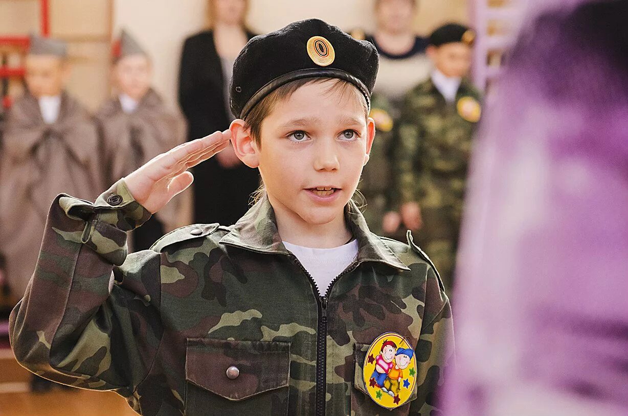 Военно-патриотическое воспитание молодежи. Патриотизм. Школьники в военной форме. Военный с ребенком.