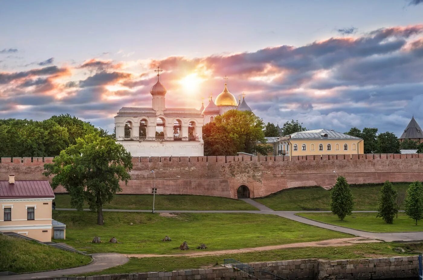 Ий новгород. Великий Новгород Кремль. Новгородский Кремль (Новгородский Детинец). Новгородский Кремль (г. Великий Новгород). Достромечательности Великого Новгорода Кремль.