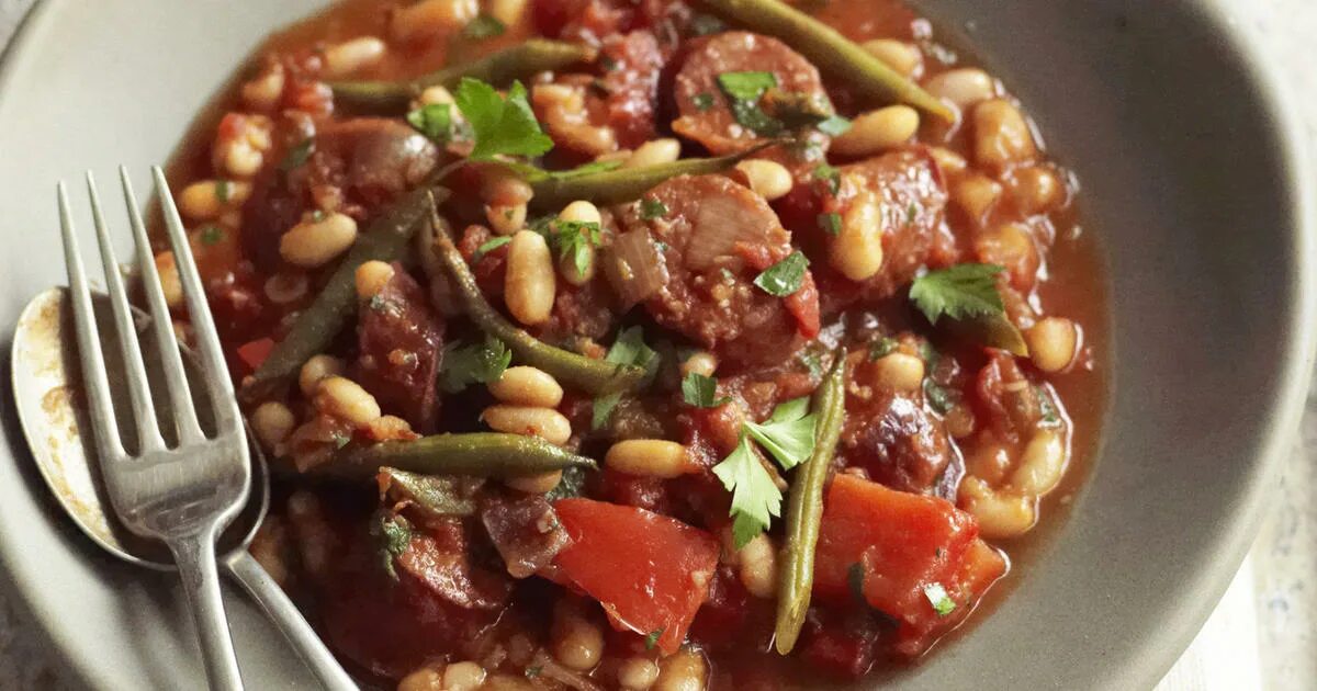 Фасолевое рагу. Чоризо с фасолью. Рагу из фасоли с мясом и колбасками. Рагу из фасоли с мясом по мексикански.