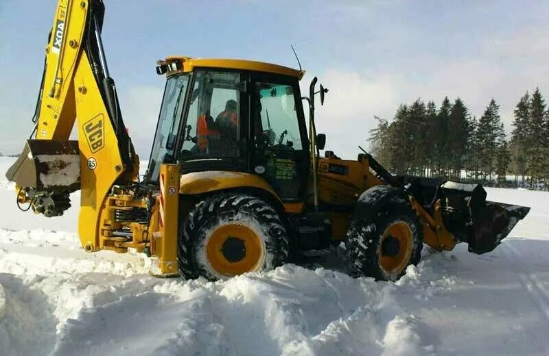 Аренда трактора снег. Уборка снега JCB 4cx. Экскаватор-погрузчик JCB 3cx зимой. JCB 4cx зима. Экскаватор-погрузчик JCB 3cx уборка снега.