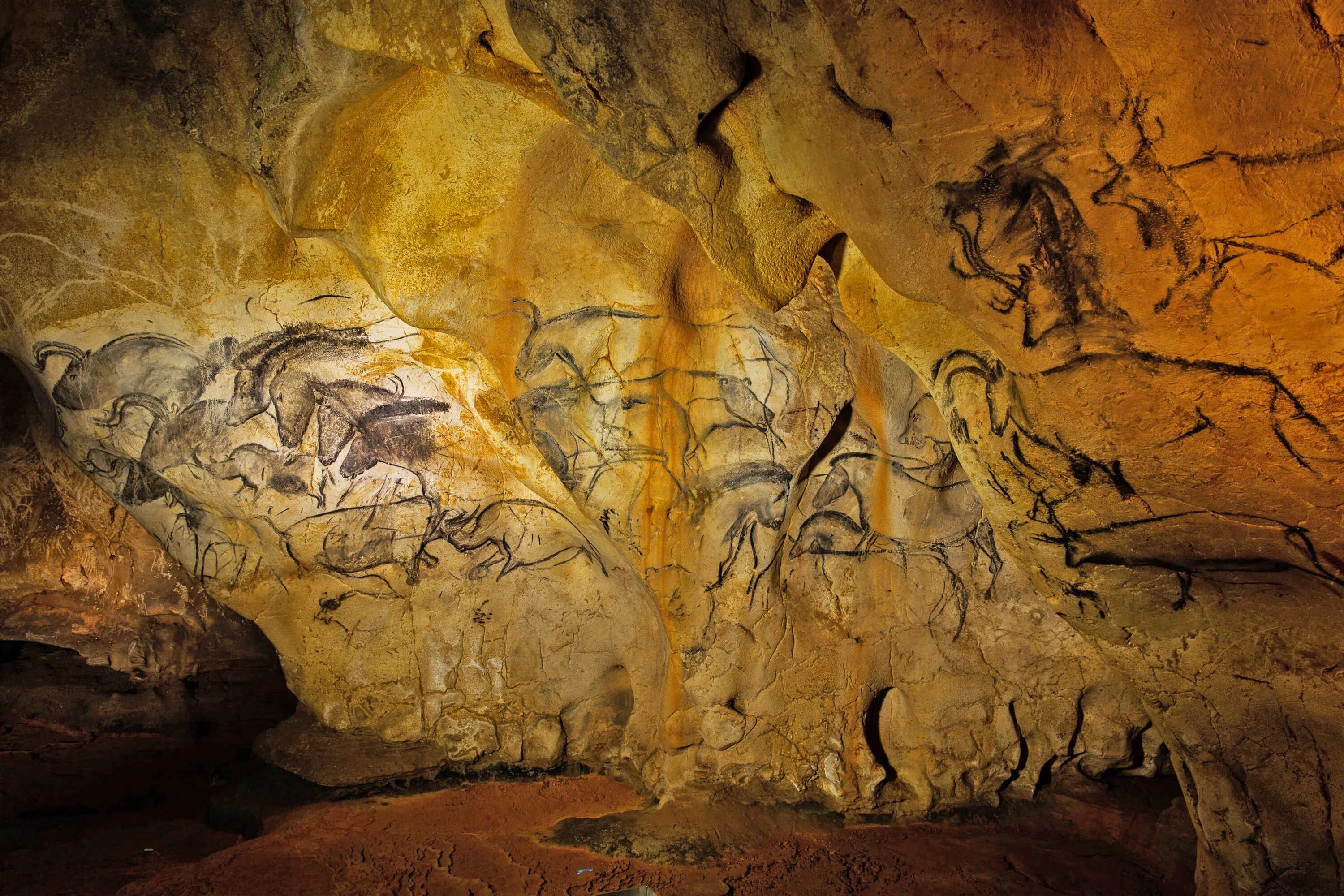 Украсить пещеру. Пещера Шове Наскальная живопись. Пещера Шове наскальные рисунки. Пещера Шове Франция наскальные рисунки. Рокко сорсье пещера.