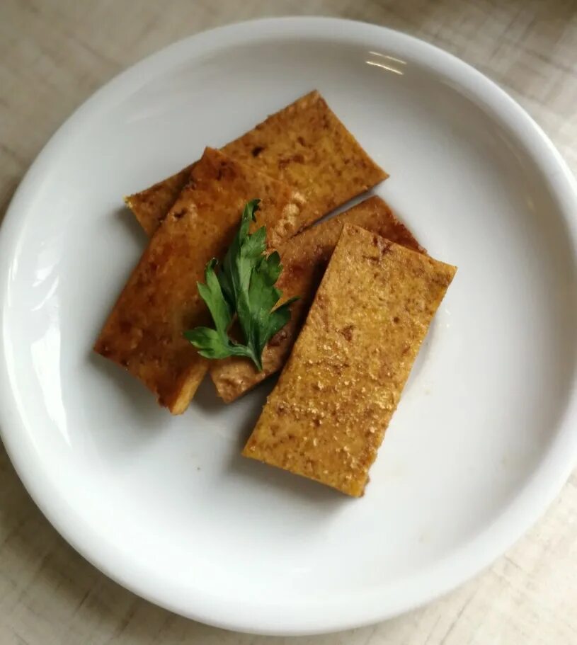 Как жарить сыр тофу. Жареный тофу. соевый сыр жареный. жареный тофу вкус. ферментированный тофу жареный.