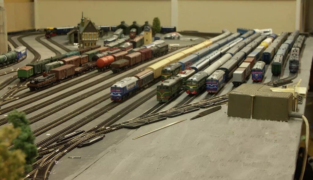 11587 auhagen. Миниатюрные железные дороги. Вагон для чистки рельс 1 87. Приложение 1 87. Модель жд станция депо.