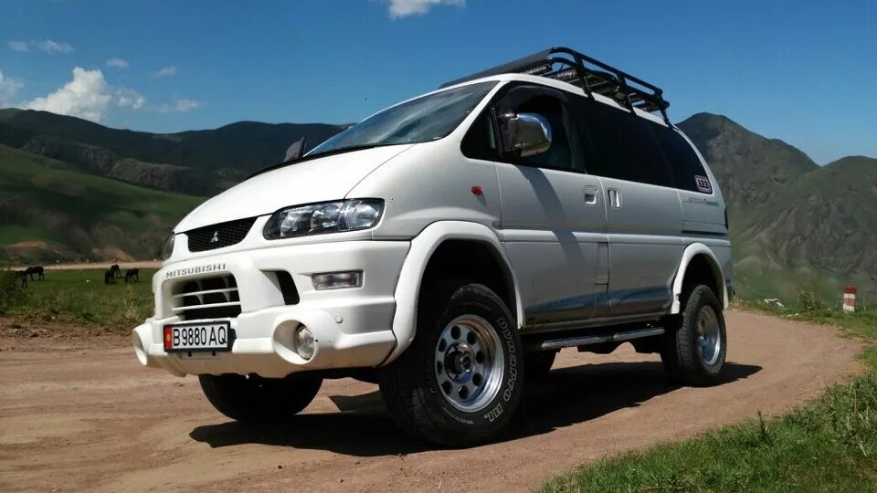 Delica l400. Мицубиси Делика l400. Mitsubishi Delica 400. Митсубиси Делика 2.