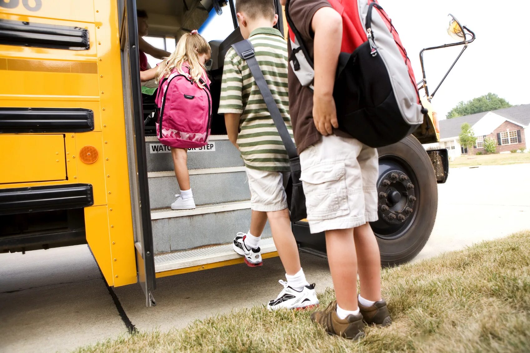 Зайти детей. Школьники садятся в автобус. Автобус для детей. Детям о транспорте. Люди заходят в автобус.