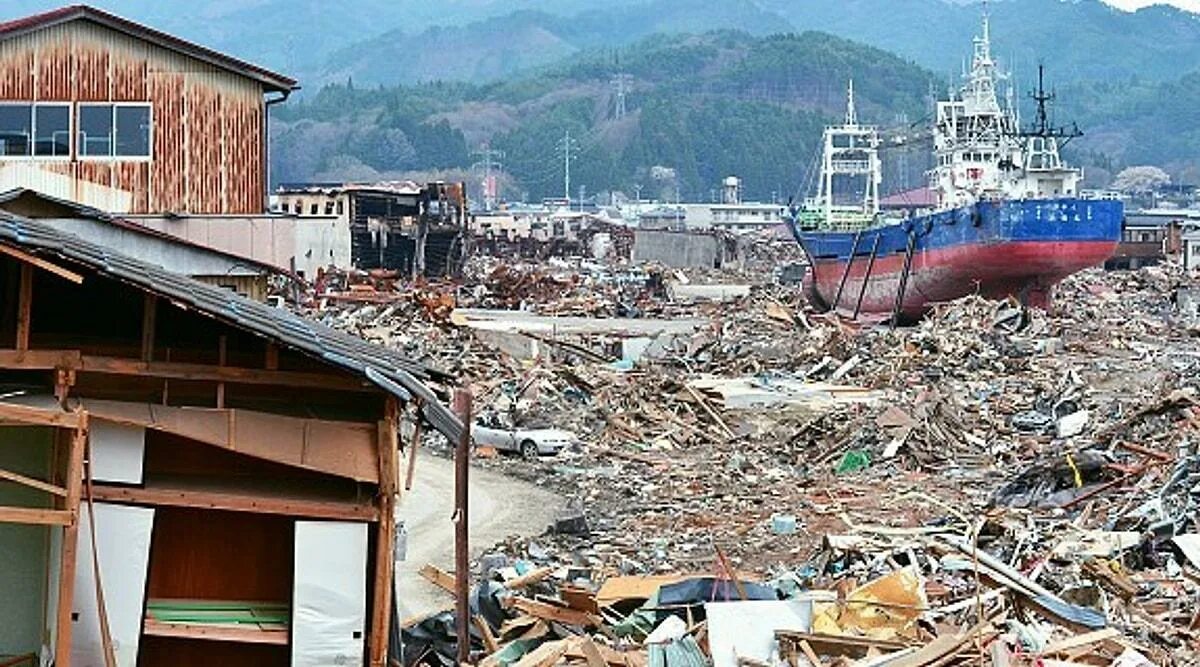 Землетрясения цунами наводнения. ЦУНАМИ В Тохоку. Землетрясение Тохоку 2011. Япония 2011 землетрясение и ЦУНАМИ. Тохоку Япония землетрясение.
