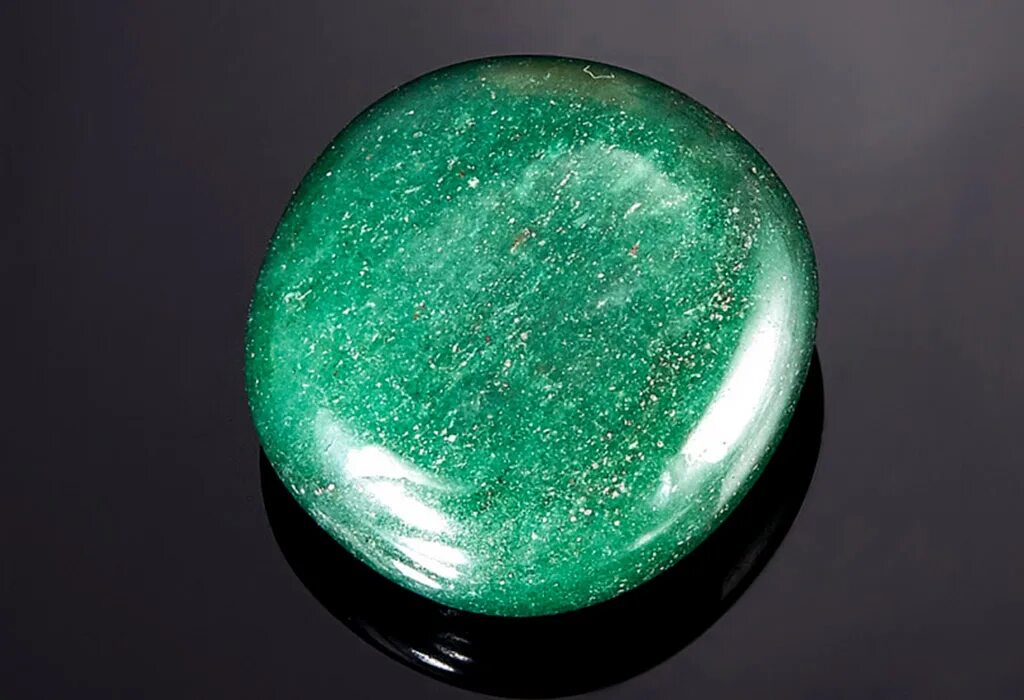 уральский авантюрин камень. Aventurine зелёный камень. Aventurine камень. авантюрин камень. уральские самоцветы авантюрин зелёный.