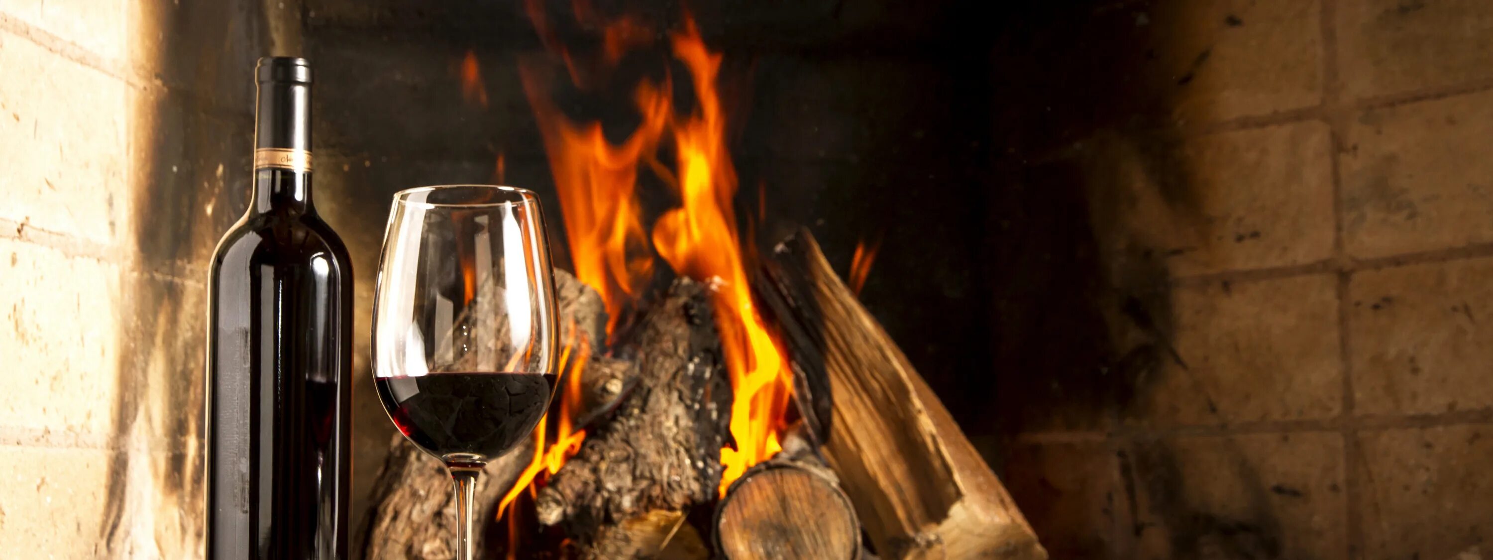 Бокал вина огонь. Камин вино. Камин огонь вино. Вино на фоне камина. Огненное вино.