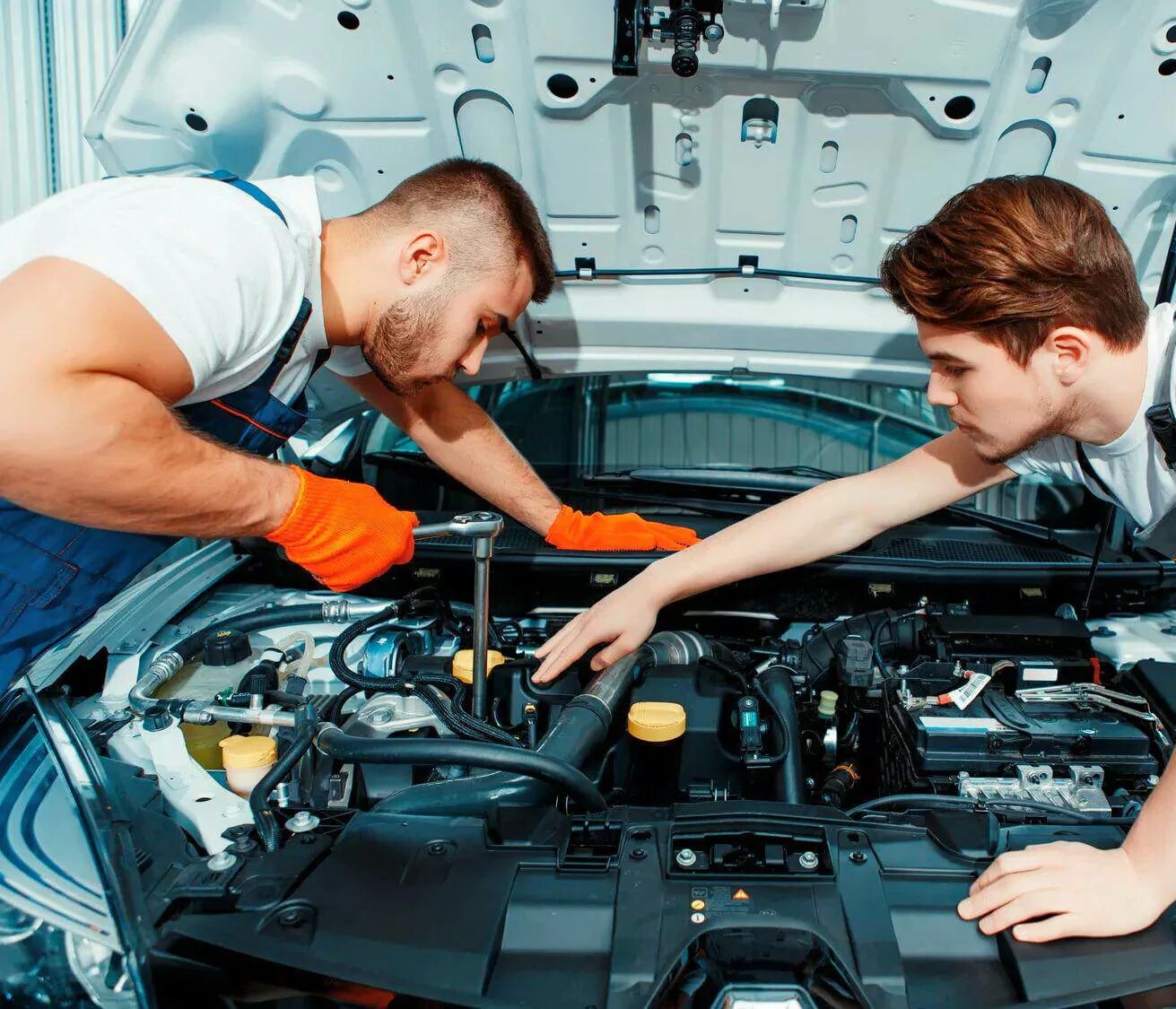 автослесарь. автомобиль в сервисе. автослесарь автомеханик. профессиональный автомеханик. автослесарь, ученик автослесаря.